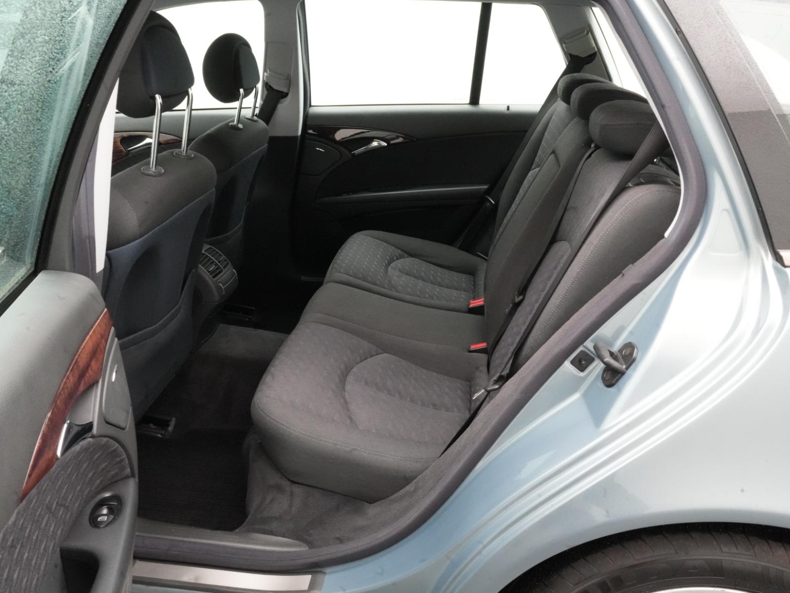 Mercedes-Benz E200 2004 — photo 19