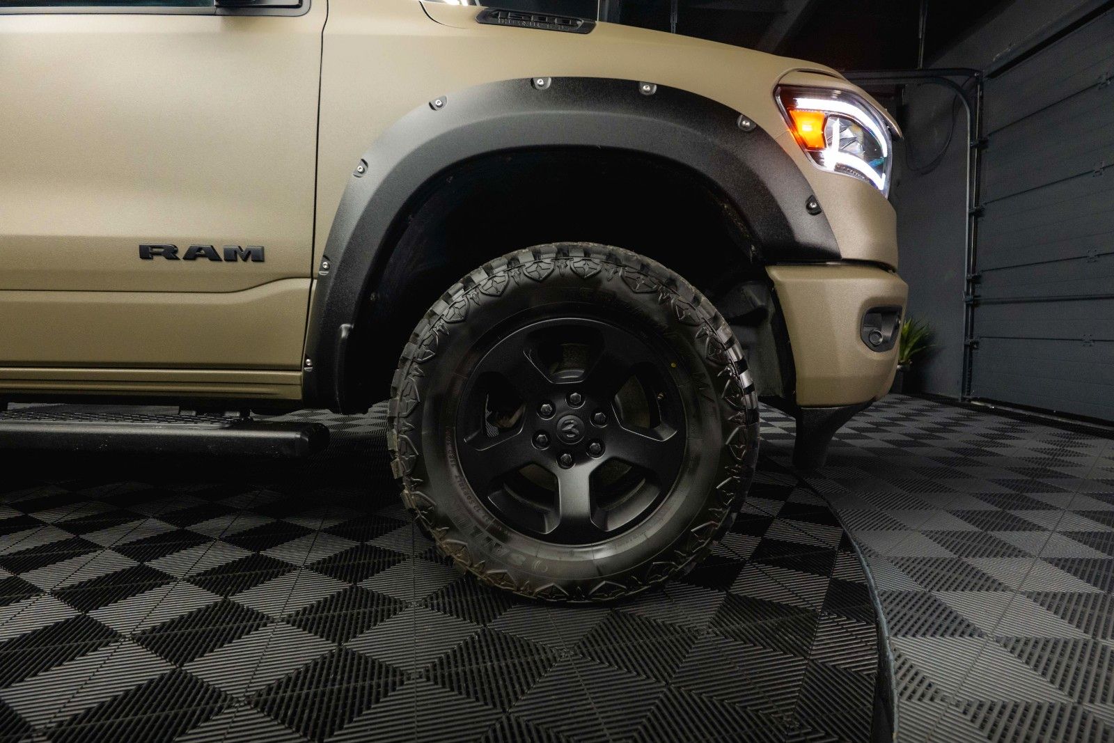 Fahrzeugabbildung Dodge RAM 5.7 V8 HEMI 4x4 PUNISHER LONGBED AxleLock