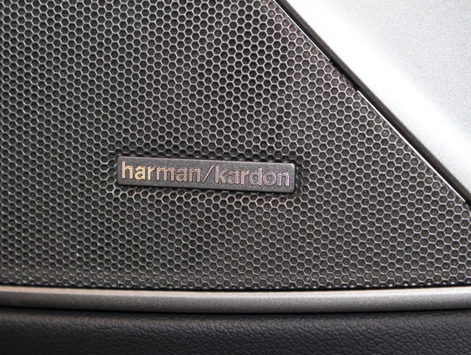 Fahrzeugabbildung BMW 320i LED*Standhzg*HUD*Memory*Harman Kardon