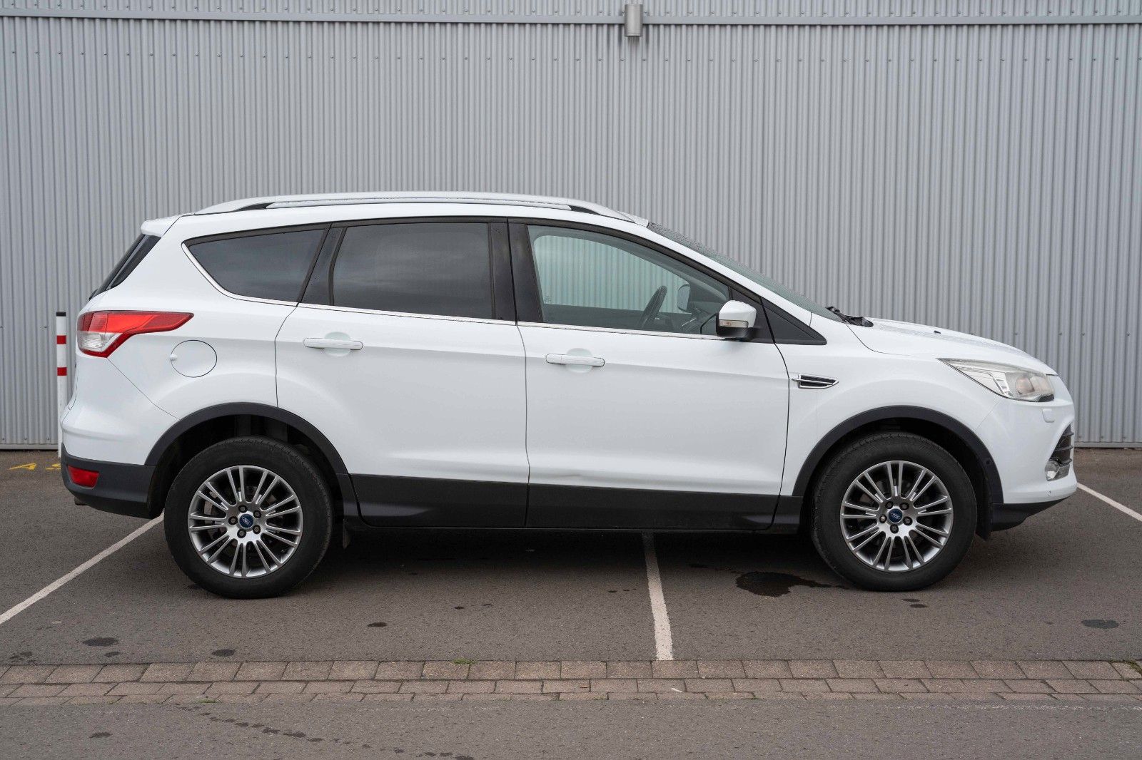 Fahrzeugabbildung Ford KUGA 1.6 TITANIUM TEL SHZ MFL AHK PARKLENK 1.HAN