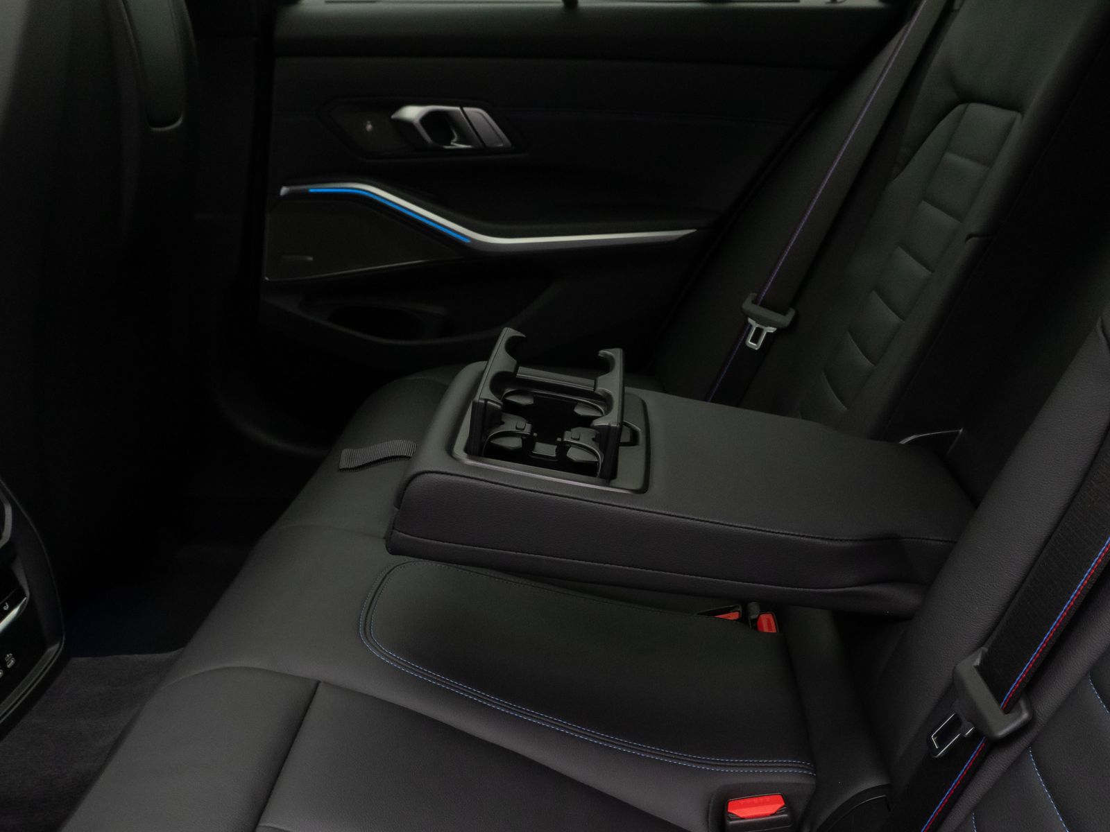 Fahrzeugabbildung BMW 330d M Sport Pro Panorama Kamera DAB H/K HUD