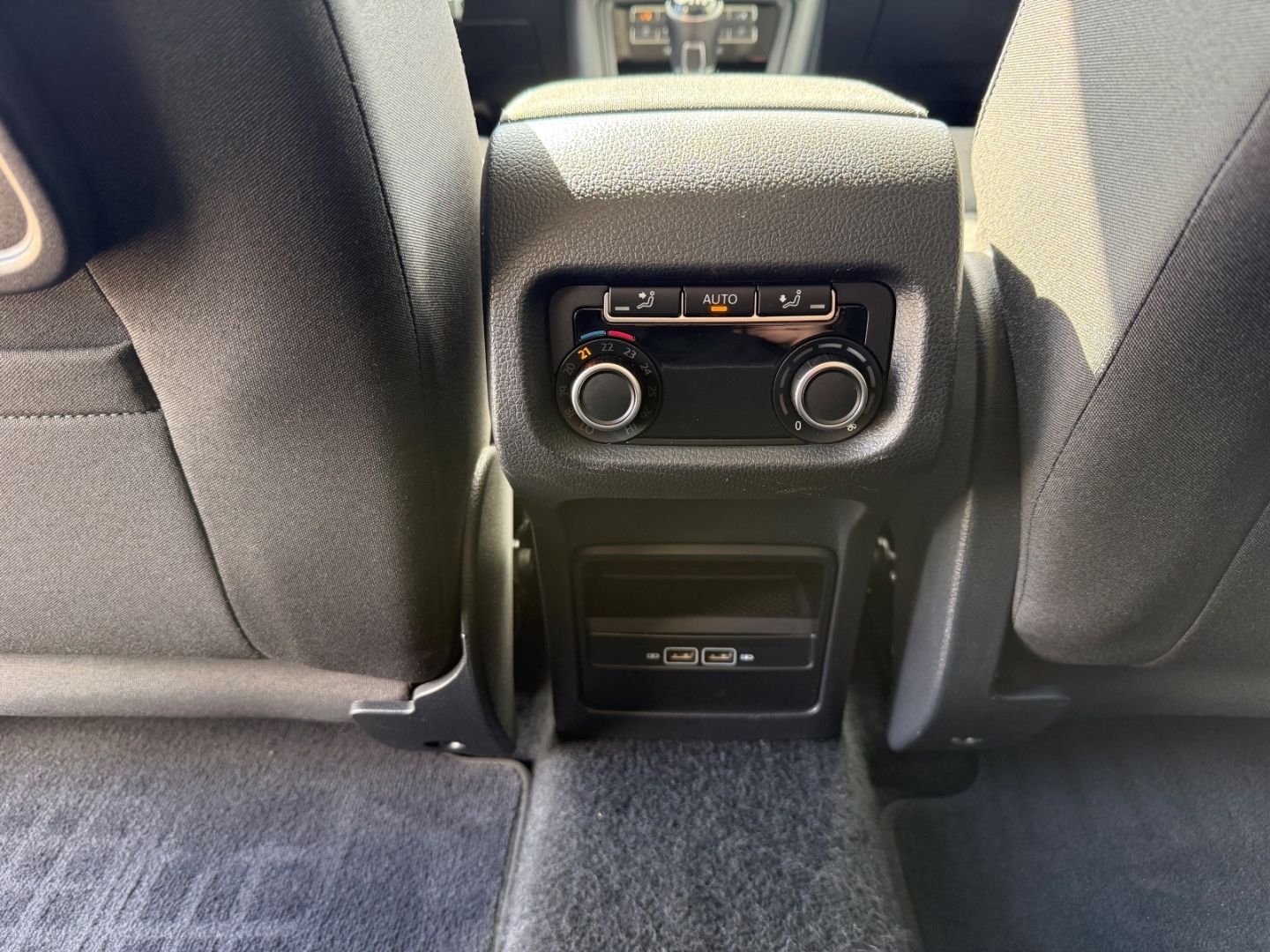 Fahrzeugabbildung Volkswagen Sharan Active Comfortline ACC SHZ Navi Dynau Bi-