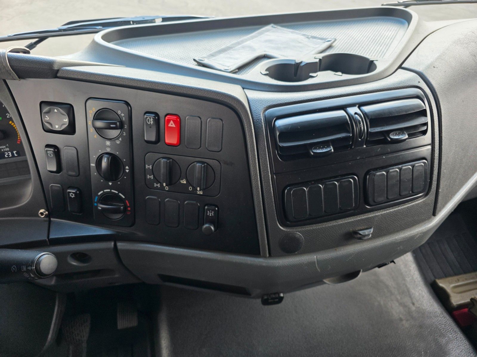 Fahrzeugabbildung Mercedes-Benz Atego 1018 A 4x4 Pritsche Plane mehrfach vorh.