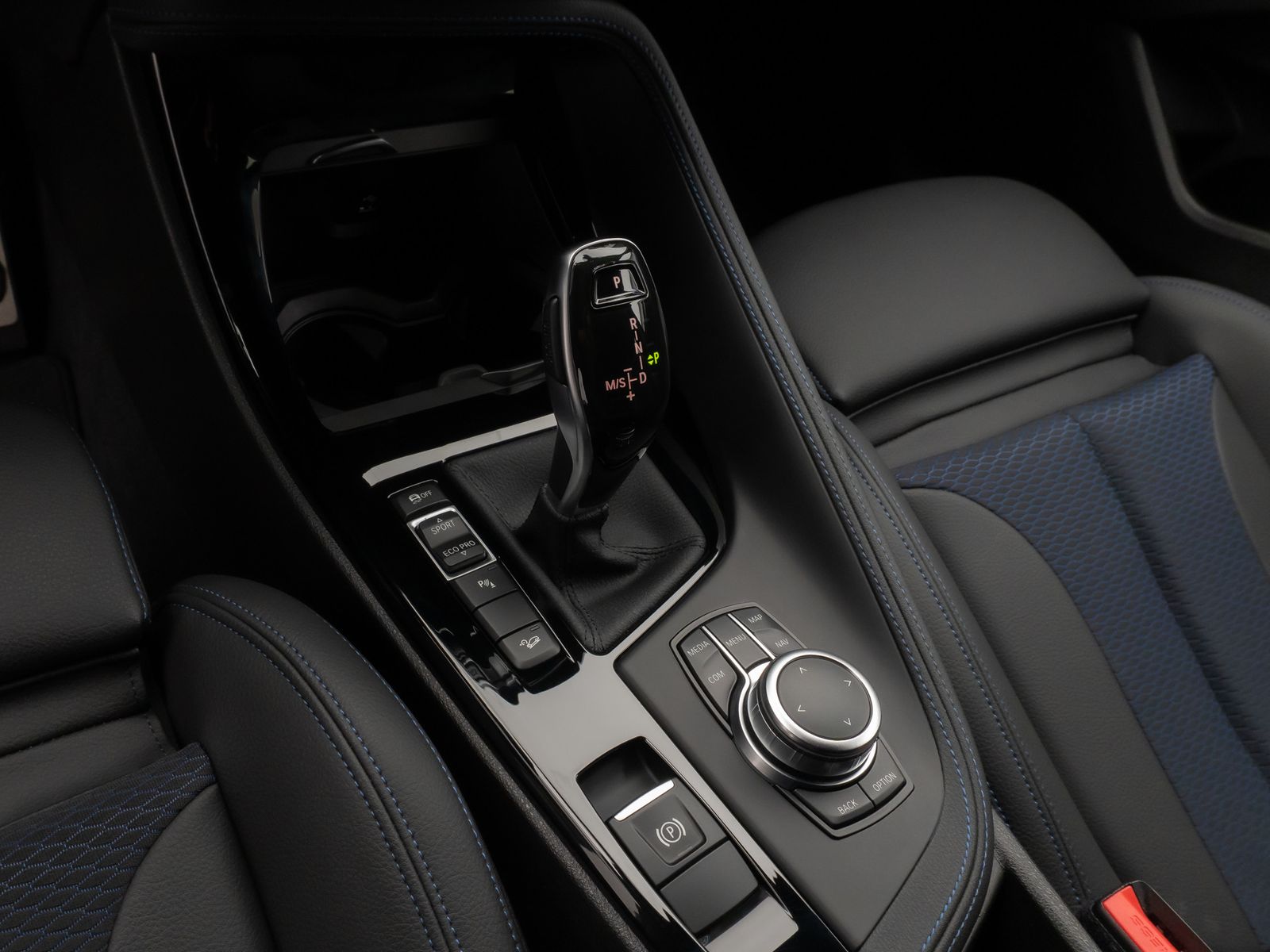 Fahrzeugabbildung BMW X2 M35i Kamera HUD DAB H/K Navi+ Alarm 19Zoll