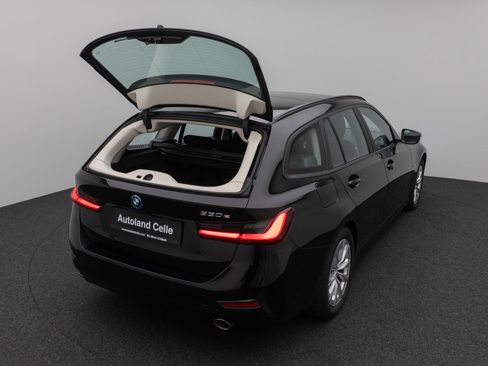 Fahrzeugabbildung BMW 330e Panorama Kamera DAB WLAN Lenkrhzg Alarm LED