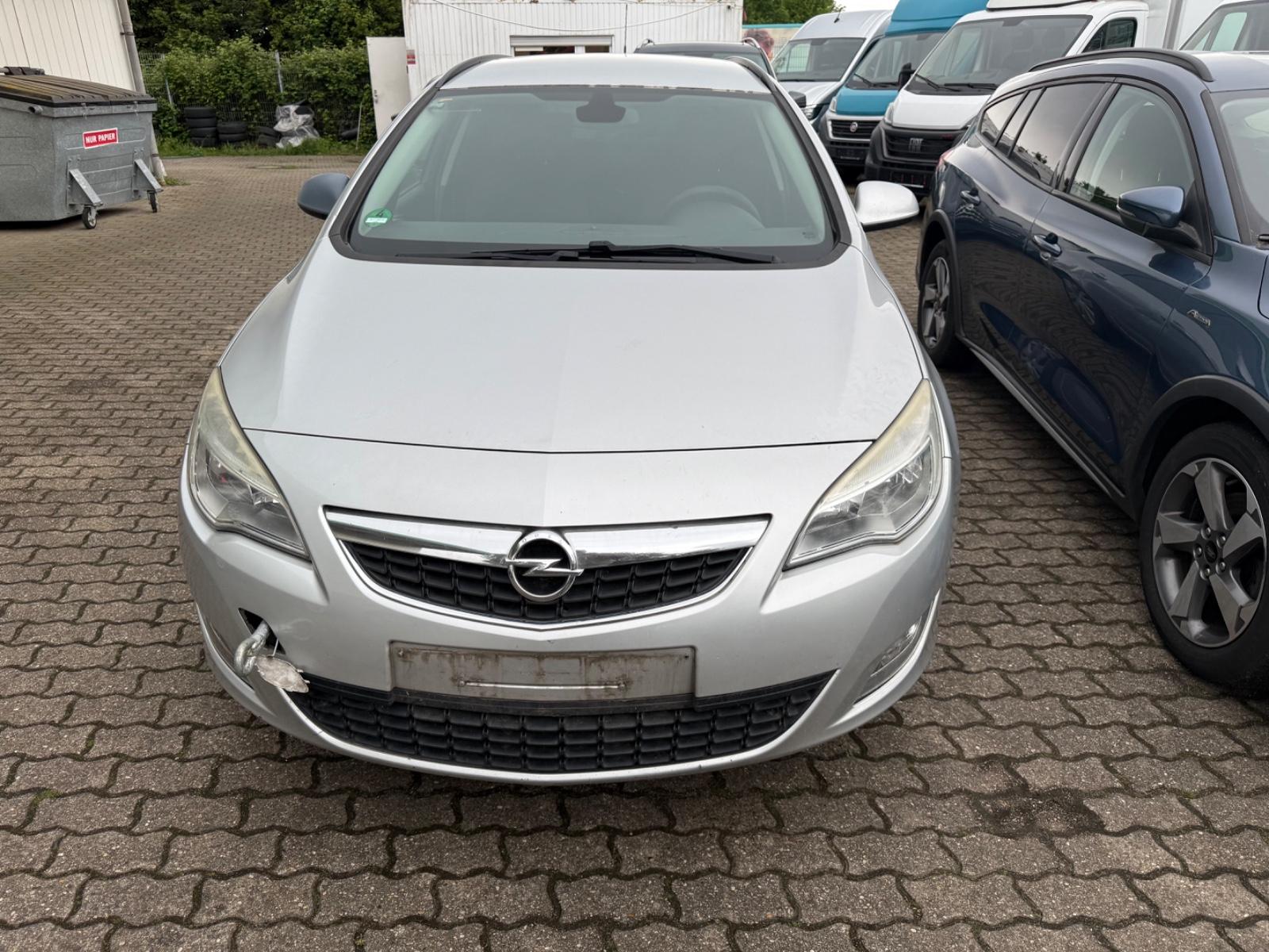 Opel Astra 2011 — rear view