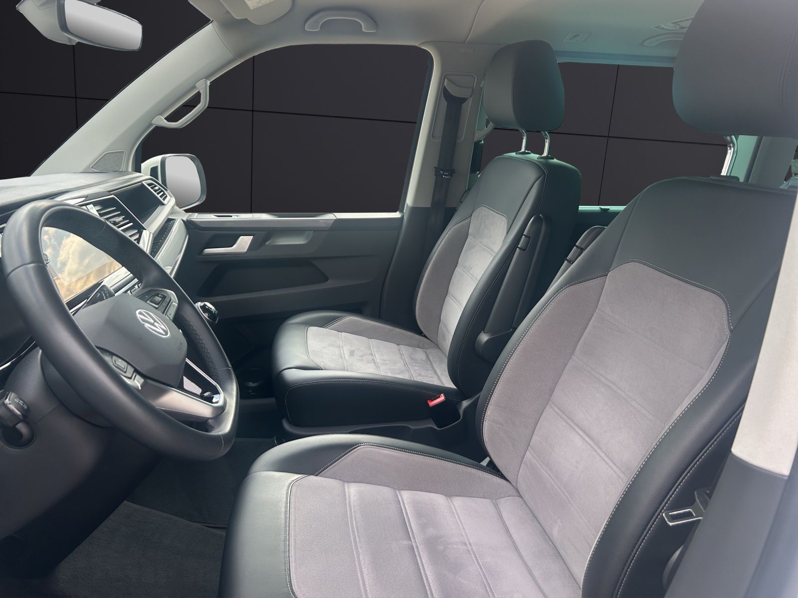 Fahrzeugabbildung Volkswagen T6 Multivan T6.1 TDI Gen Six NAVI AHK LED STANDH