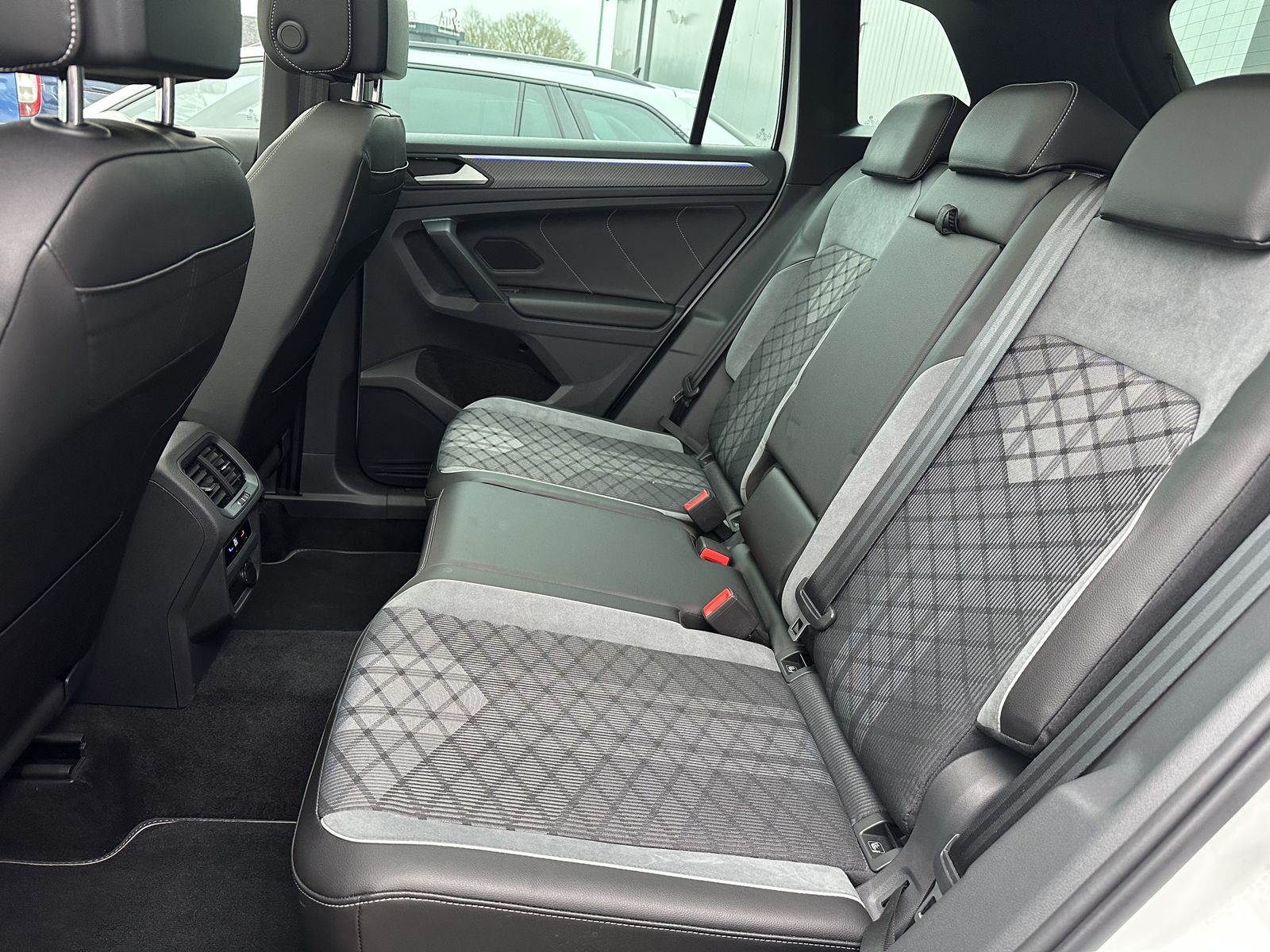 Fahrzeugabbildung Volkswagen Tiguan R-Line 4M NAV+IQ-LIGHT+PANO+20ZO+360°+ACC