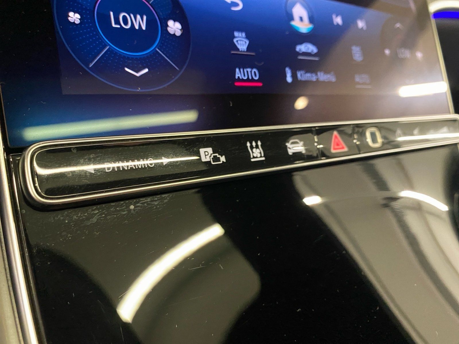 Fahrzeugabbildung Mercedes-Benz GLC 300 4M *Airmatic*STDHZG*HUD*Pano*Distro*AHK*