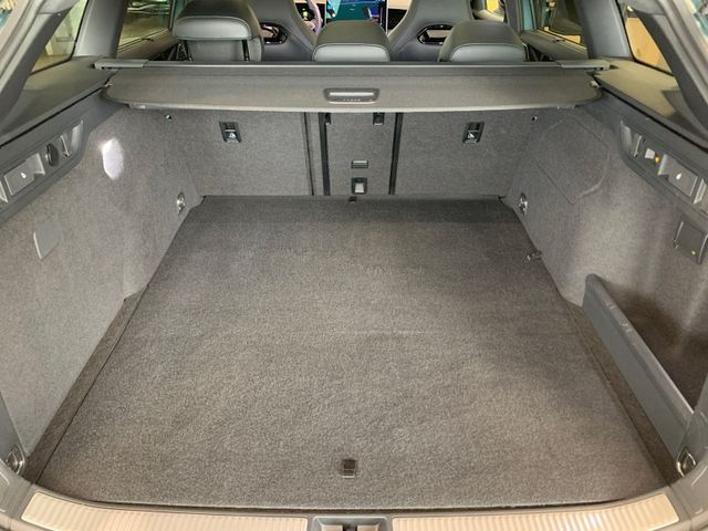 Passat Variant 1.5 eTSI DSG R-LINE IQ.LIGHT+AHK+