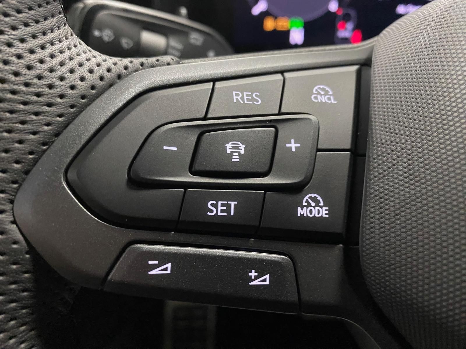 Fahrzeugabbildung Volkswagen T-Roc 1.5 eTSI R-Line NEUES MODELL AHK+ACC+KAMER