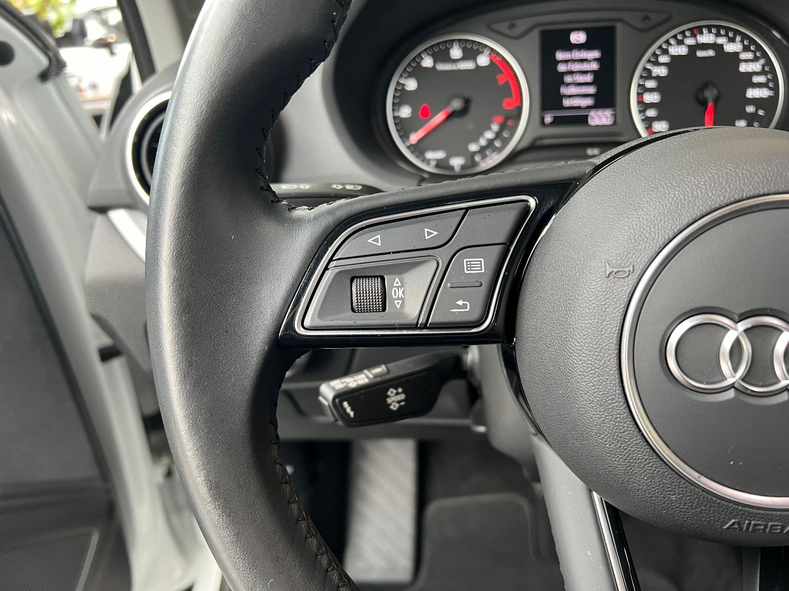 Fahrzeugabbildung Audi Q2 35 TFSI S Line AHK LED NAVI ALU