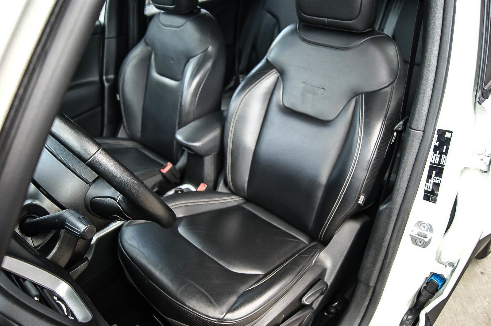 Fahrzeugabbildung Jeep Renegade Limited 4WD Auto LEDER NAVI KEYLESS PDC