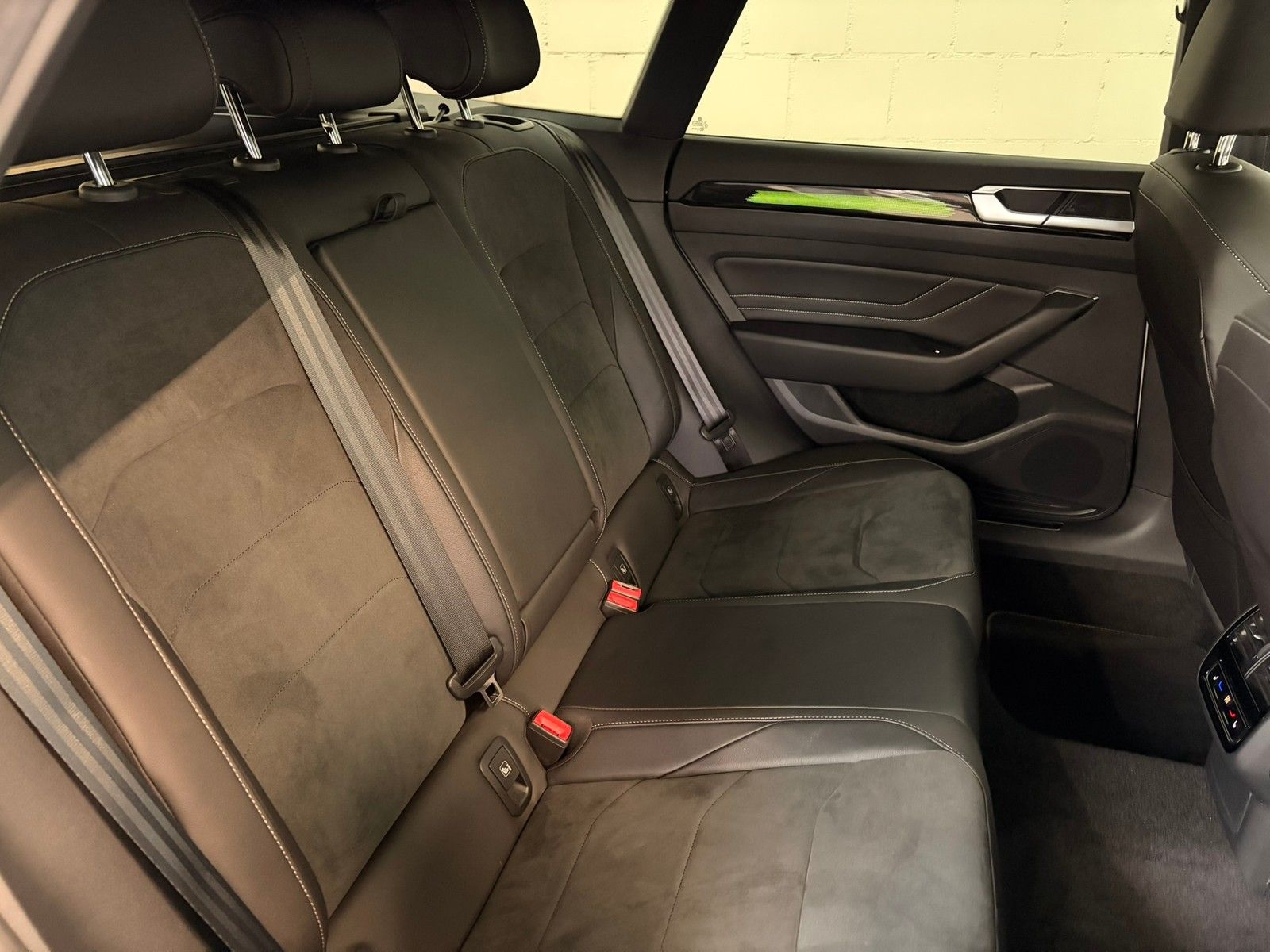 Fahrzeugabbildung Volkswagen Arteon SB R-Line 2.0 TSI DSG 4M +ACC +IQ.Light - mit KI generiert/bearbeitet