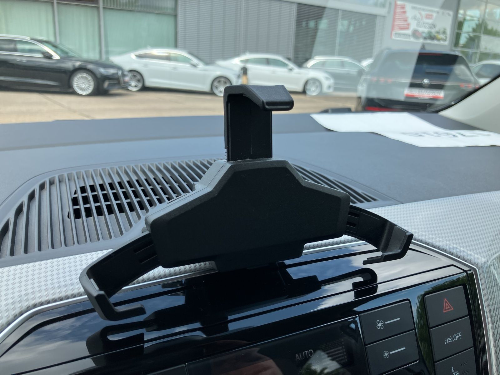 Fahrzeugabbildung Volkswagen e-up! Style Plus SHZ DAB+ Ambiente Klima