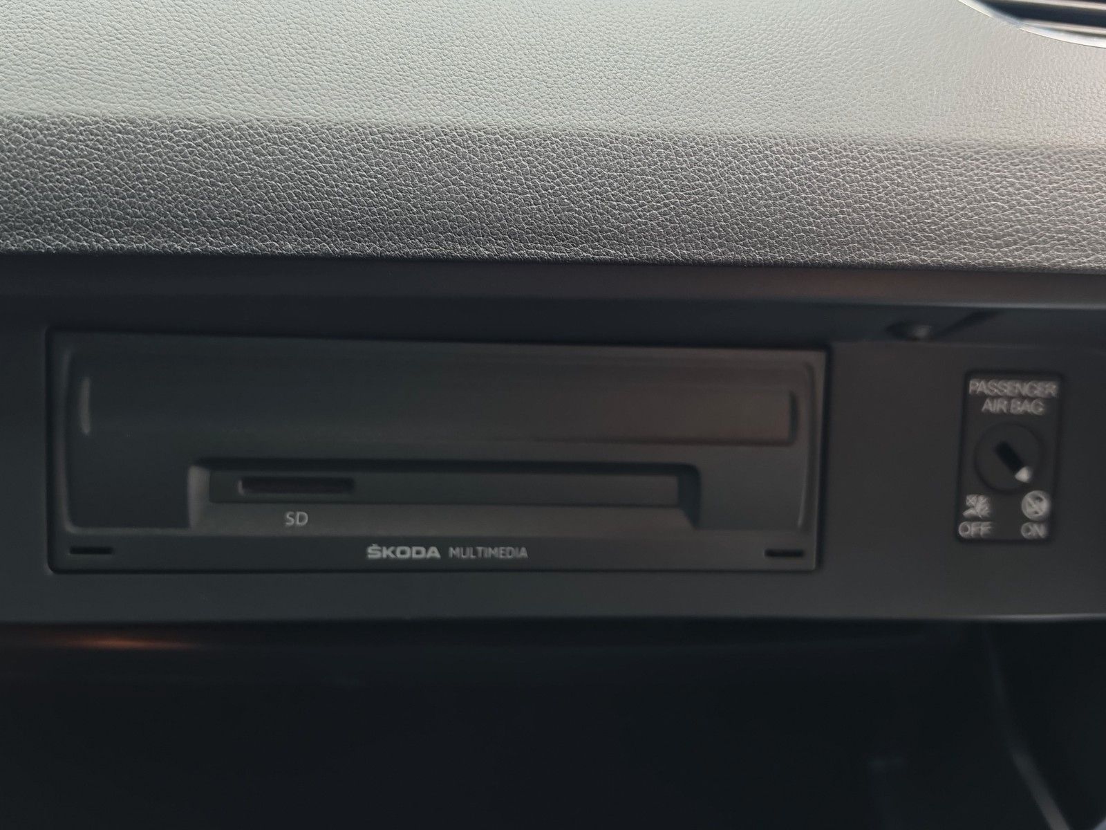 Fahrzeugabbildung SKODA Octavia Combi Ambition Apple CarPlay und Android