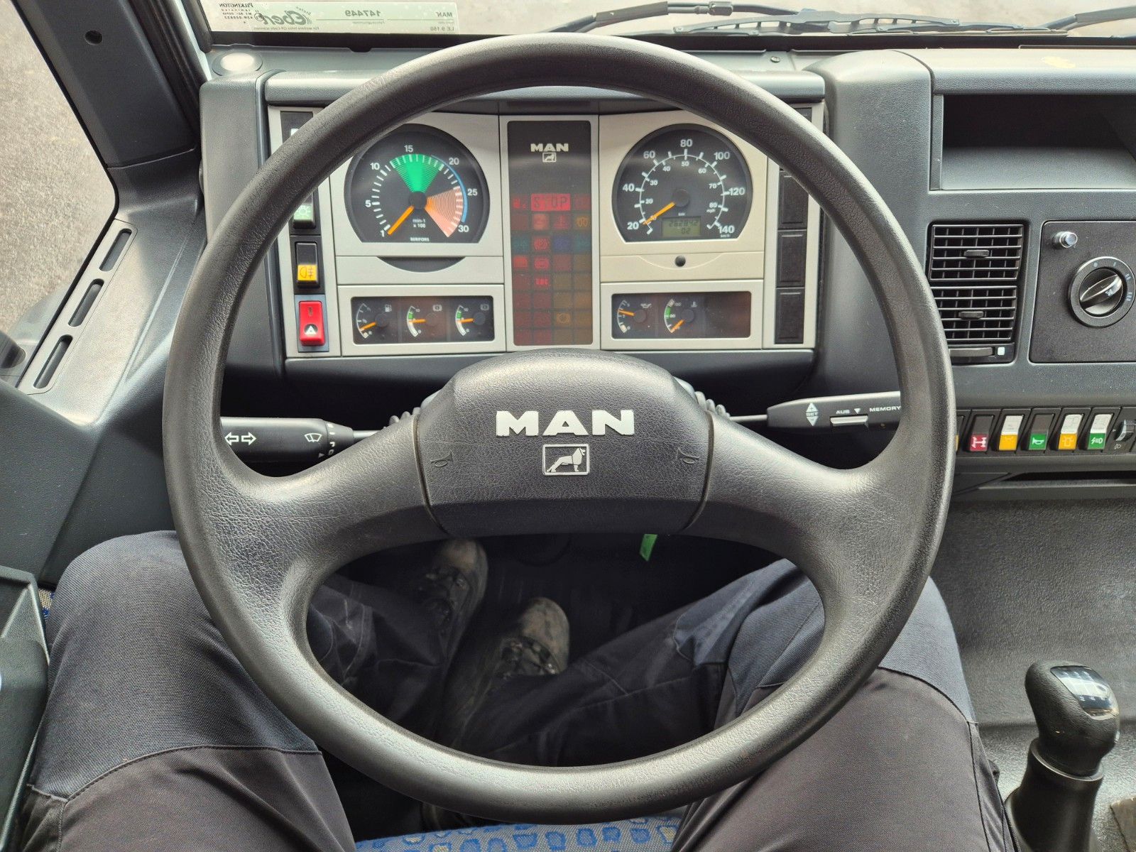 Fahrzeugabbildung MAN LE 9.150 Feuerwehr Schmitz GW-6 Gerätewagen