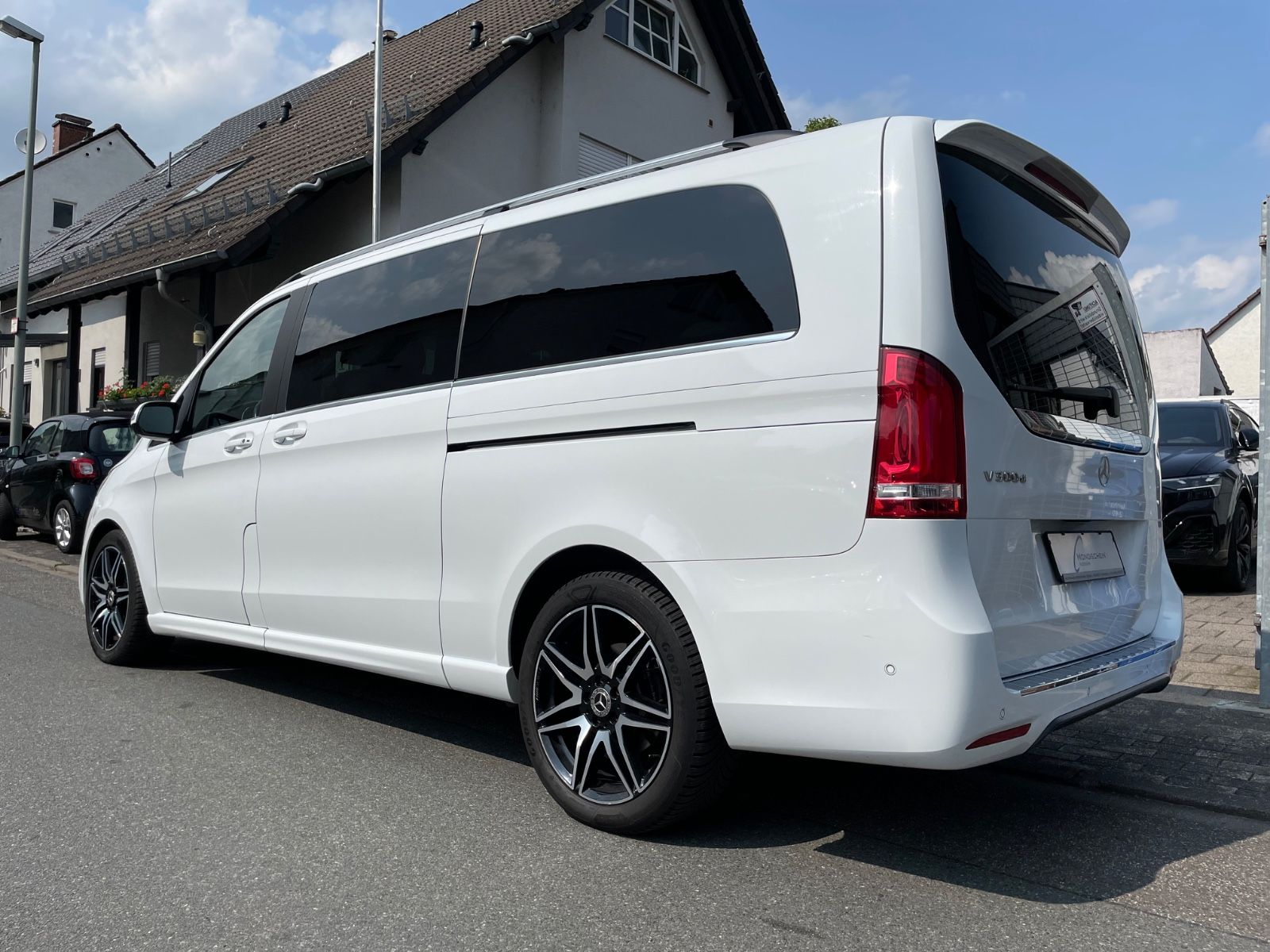 Fahrzeugabbildung Mercedes-Benz V 300 d Lang Avantgarde AMG-Line |Burmester|360°