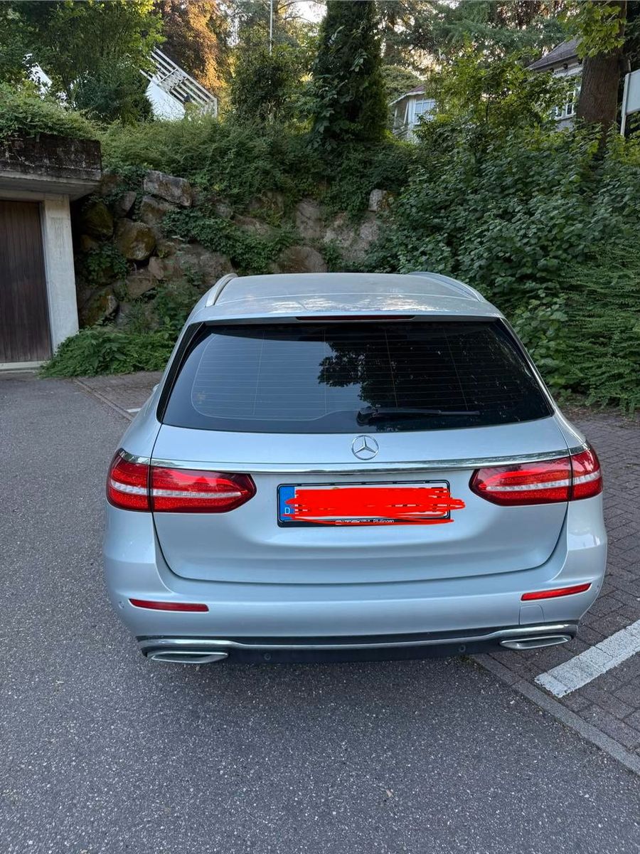 MERCEDES-BENZ E 220d T EXCLUSIVE Autom. EXCLUSIVE