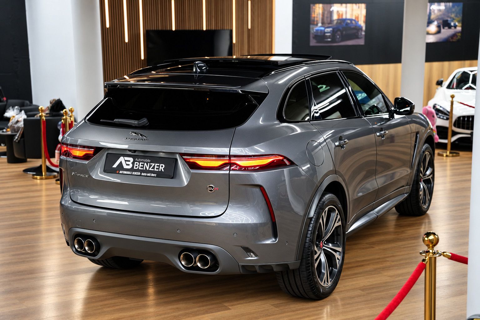 Fahrzeugabbildung Jaguar F-Pace  SVR /PANO/MERIDIAN/HUD/360°KAM/MEMORY