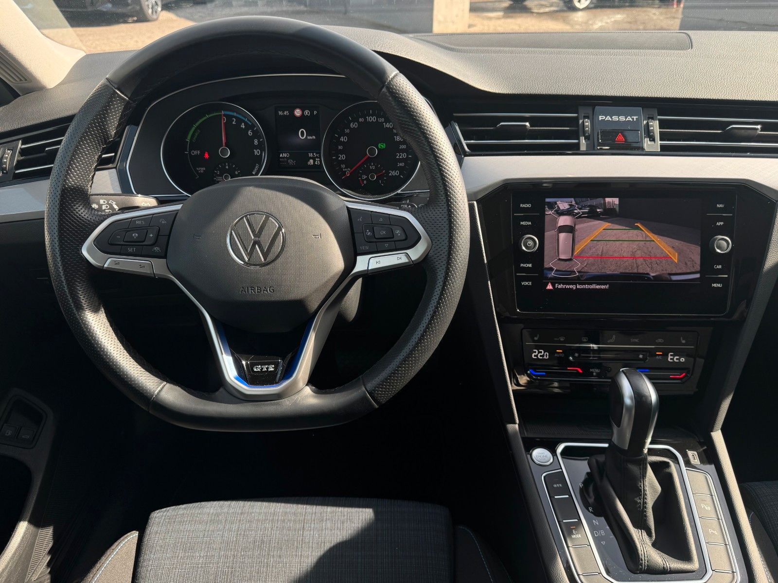 Fahrzeugabbildung Volkswagen Passat GTE Massage Kamera LED ACC SHZ