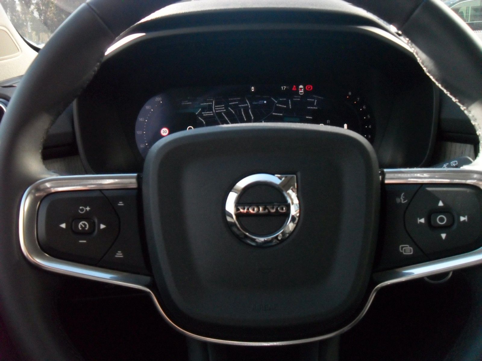 Fahrzeugabbildung Volvo XC 40 B3 Plus Dark | Standheizung | 360°