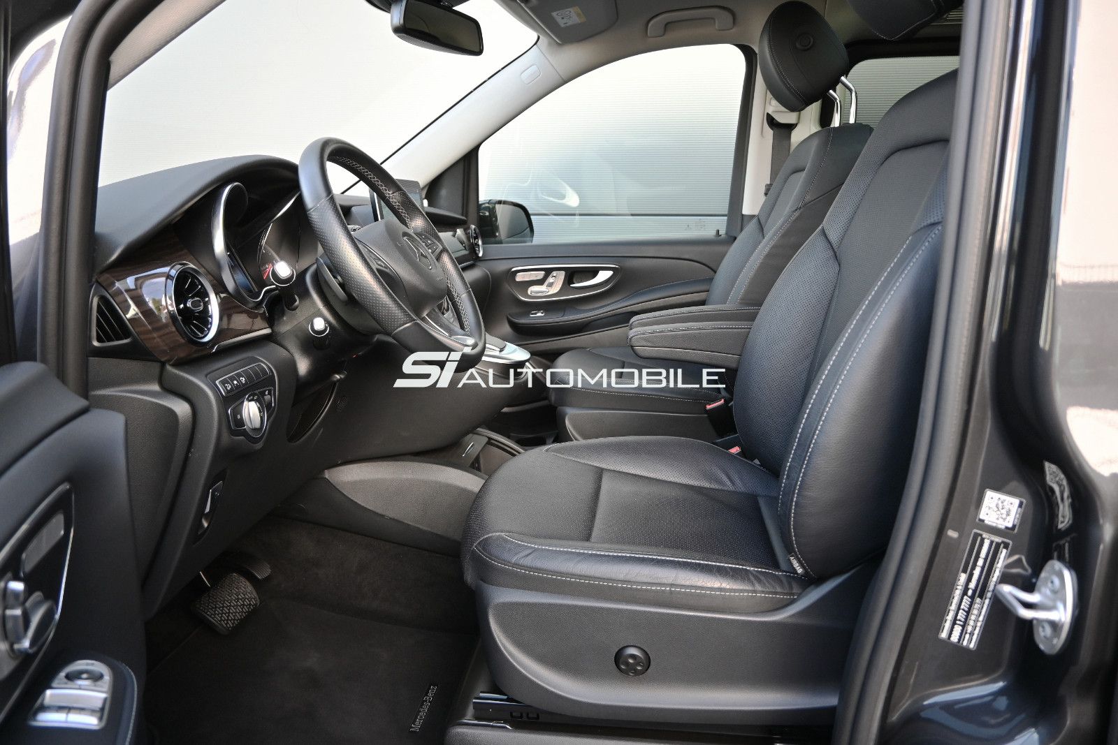 Fahrzeugabbildung Mercedes-Benz V 300 d 4Mat. Lang AVANTG. EDITION °PANO°STANDHZ
