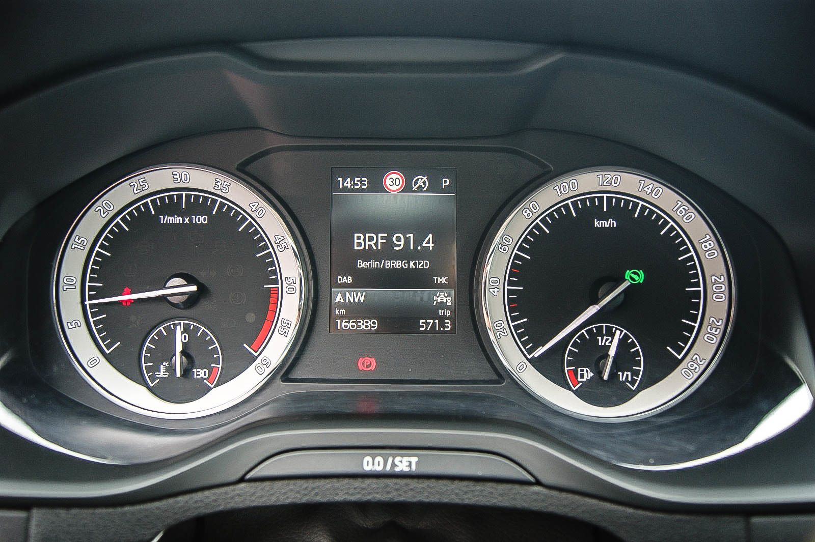 Fahrzeugabbildung SKODA Karoq 16TDI DSG Ambition 1.HAND AHK CARPLAY SIHG