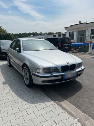 BMW E39 528i