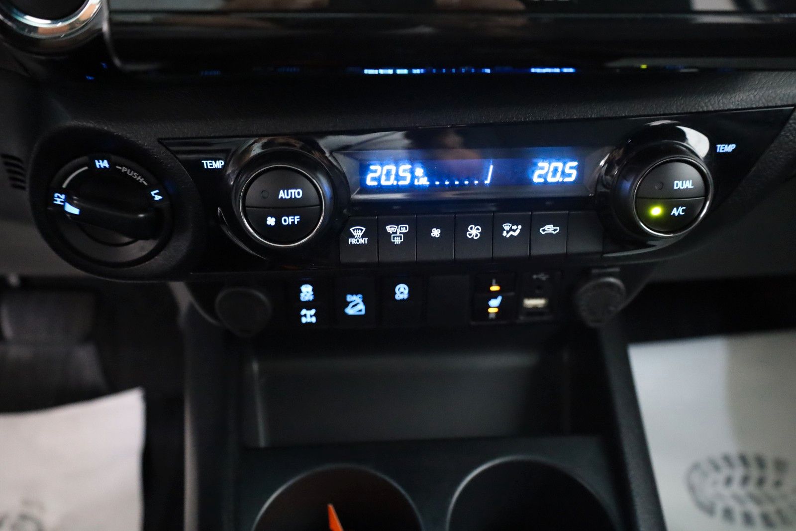 Fahrzeugabbildung Toyota Hilux 2.8 D-4D Invincible,ACC,Navi,Rollo,AHK