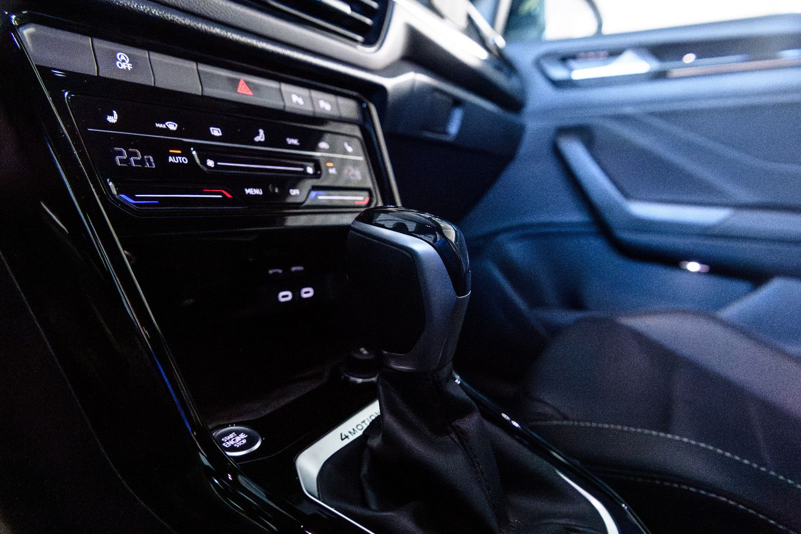 Fahrzeugabbildung Volkswagen T-Roc R-Line ALLRAD+LEDER*AHK*LED*NAVI*RFK*IQ