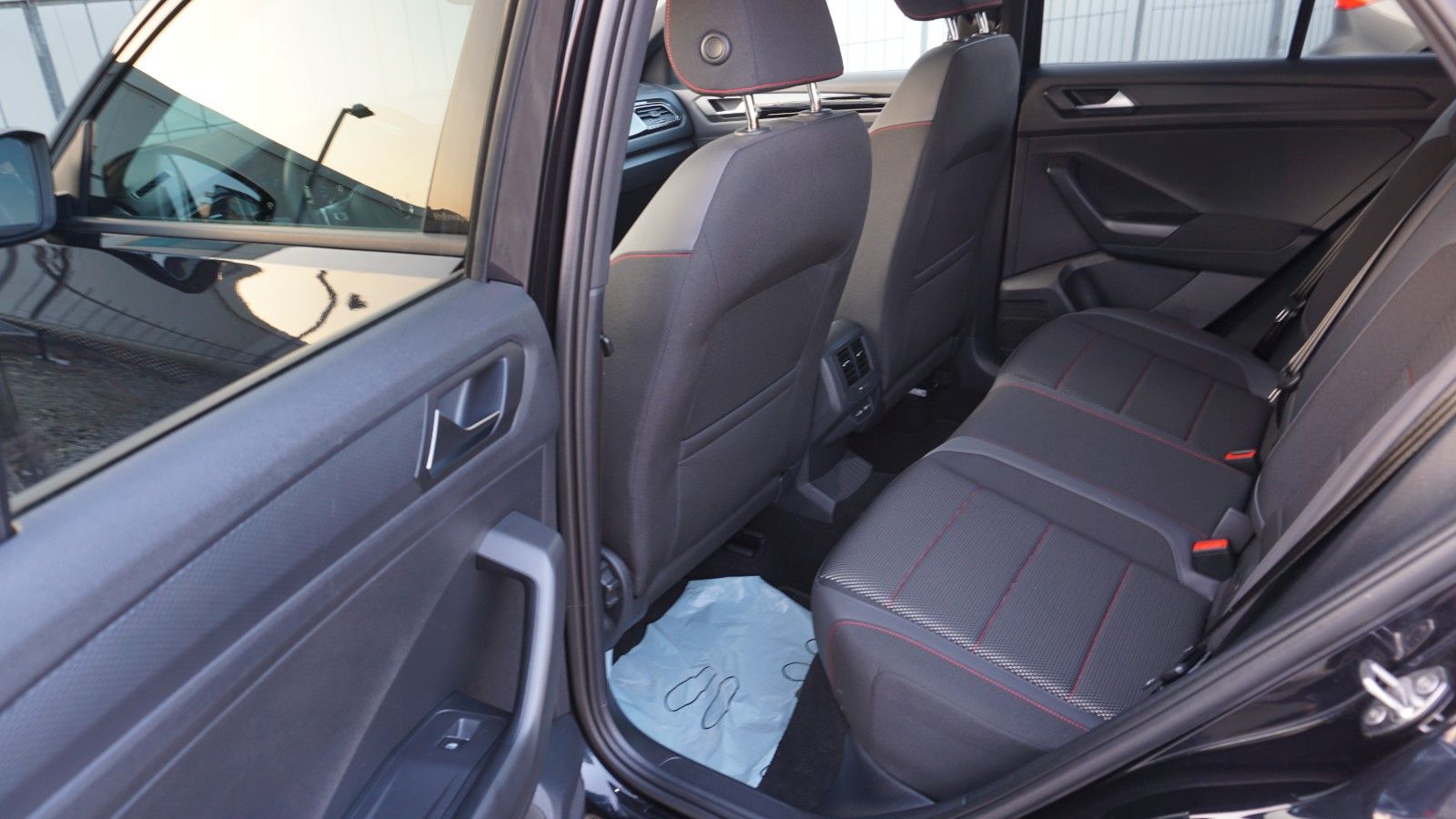 Fahrzeugabbildung Volkswagen T-Roc Sport 4Motion, Kamera, Navi, Pano, Black