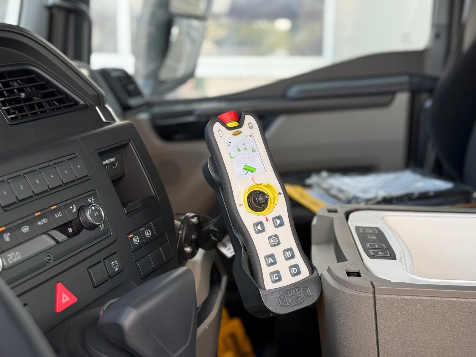 Fahrzeugabbildung MAN TGS 35.520 8x4 BL Abrollkipper MEILLER 26.65-TSL
