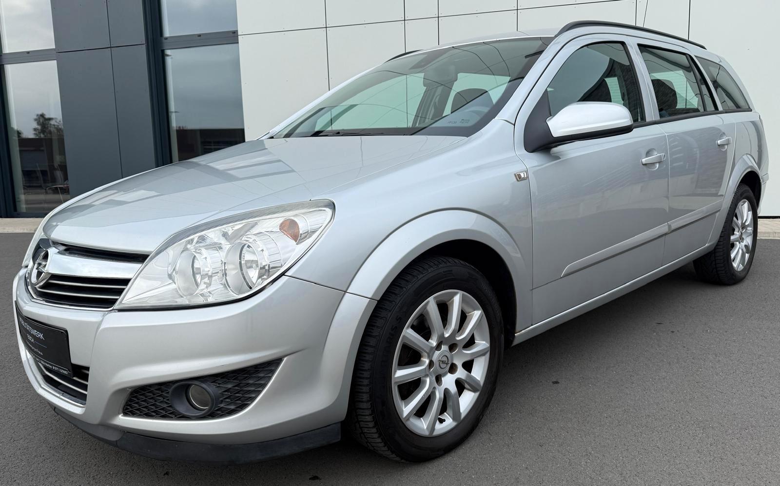 Opel Astra 2007 — rear view