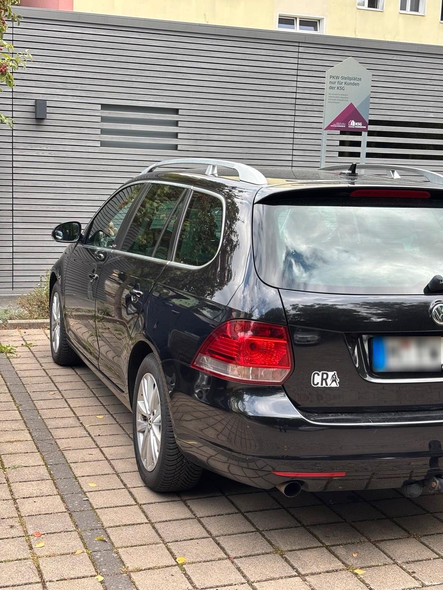 Volkswagen Golf 2011 — салон