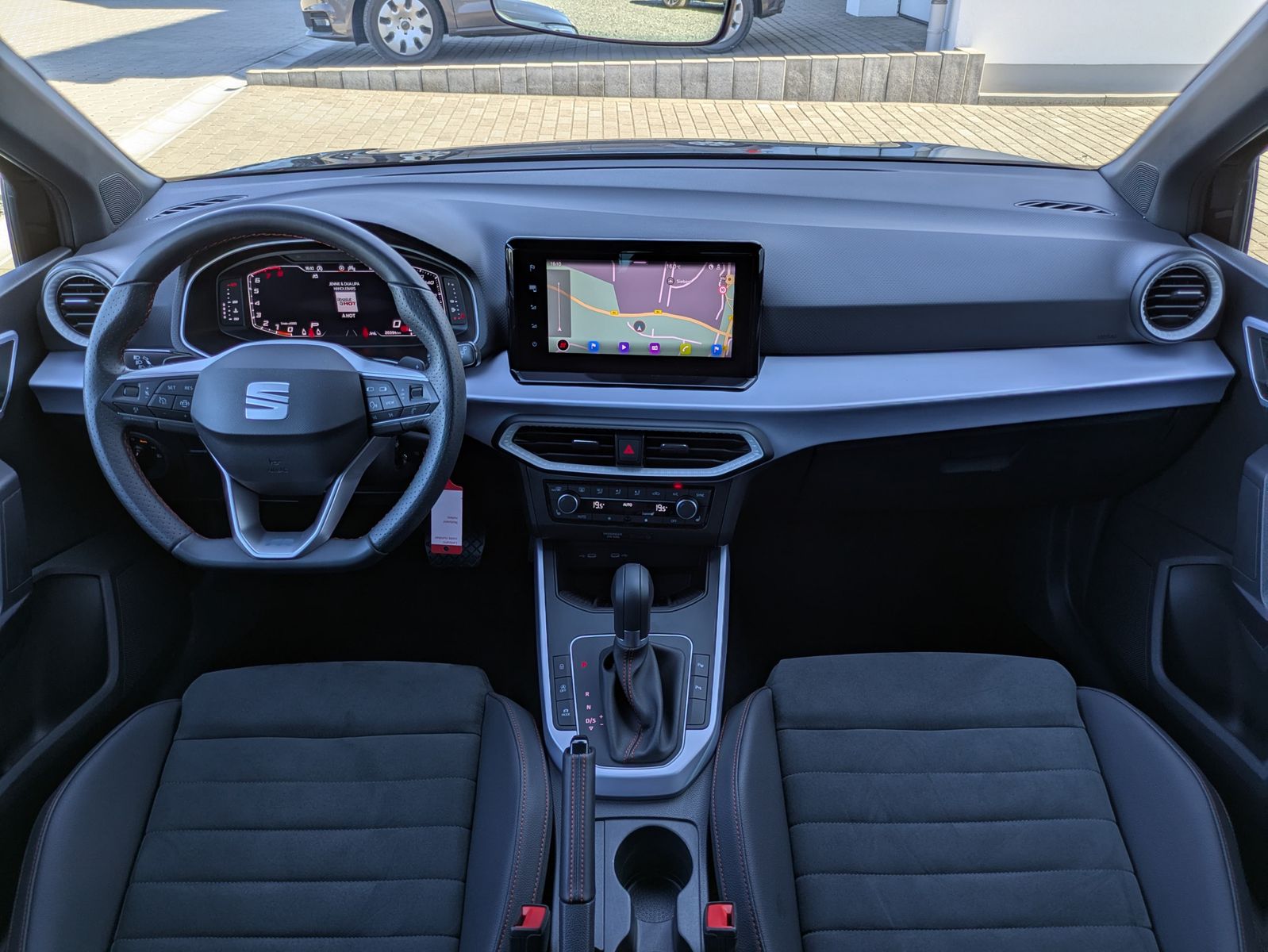 Fahrzeugabbildung SEAT Arona 1.5 TSI FR DSG AHK*ACC*LED*APP*DAB*KAMERA