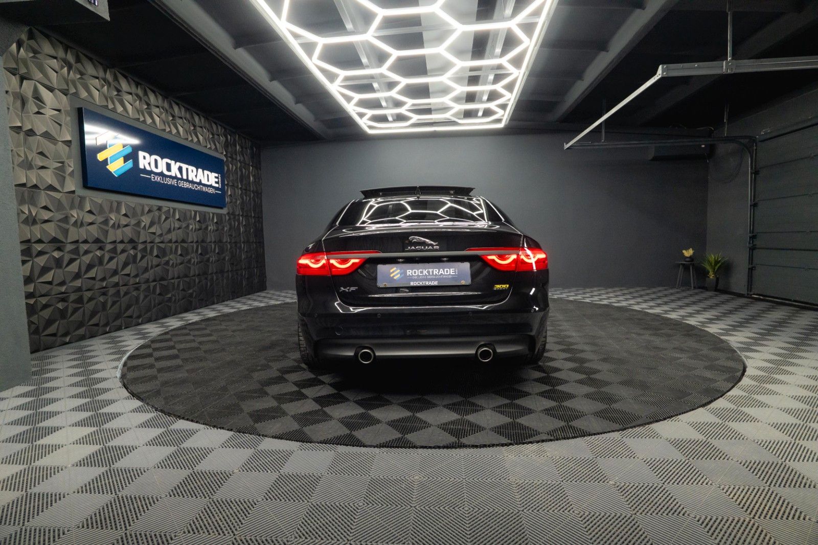 Fahrzeugabbildung Jaguar XF 300 Sport Black Edition | Pano | LED | 20Zoll