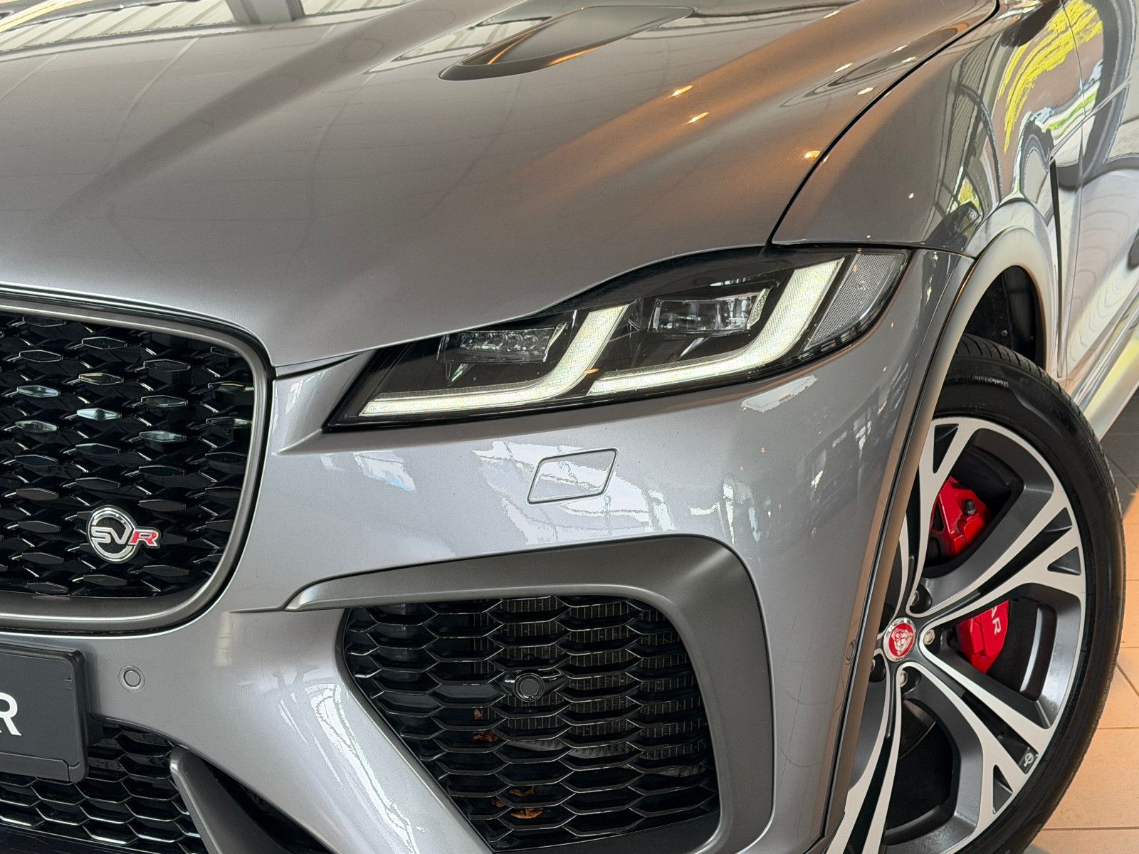 Fahrzeugabbildung Jaguar F-PACE SVR /PANO/MERIDIAN/HUD/360°KAM/MEMORY