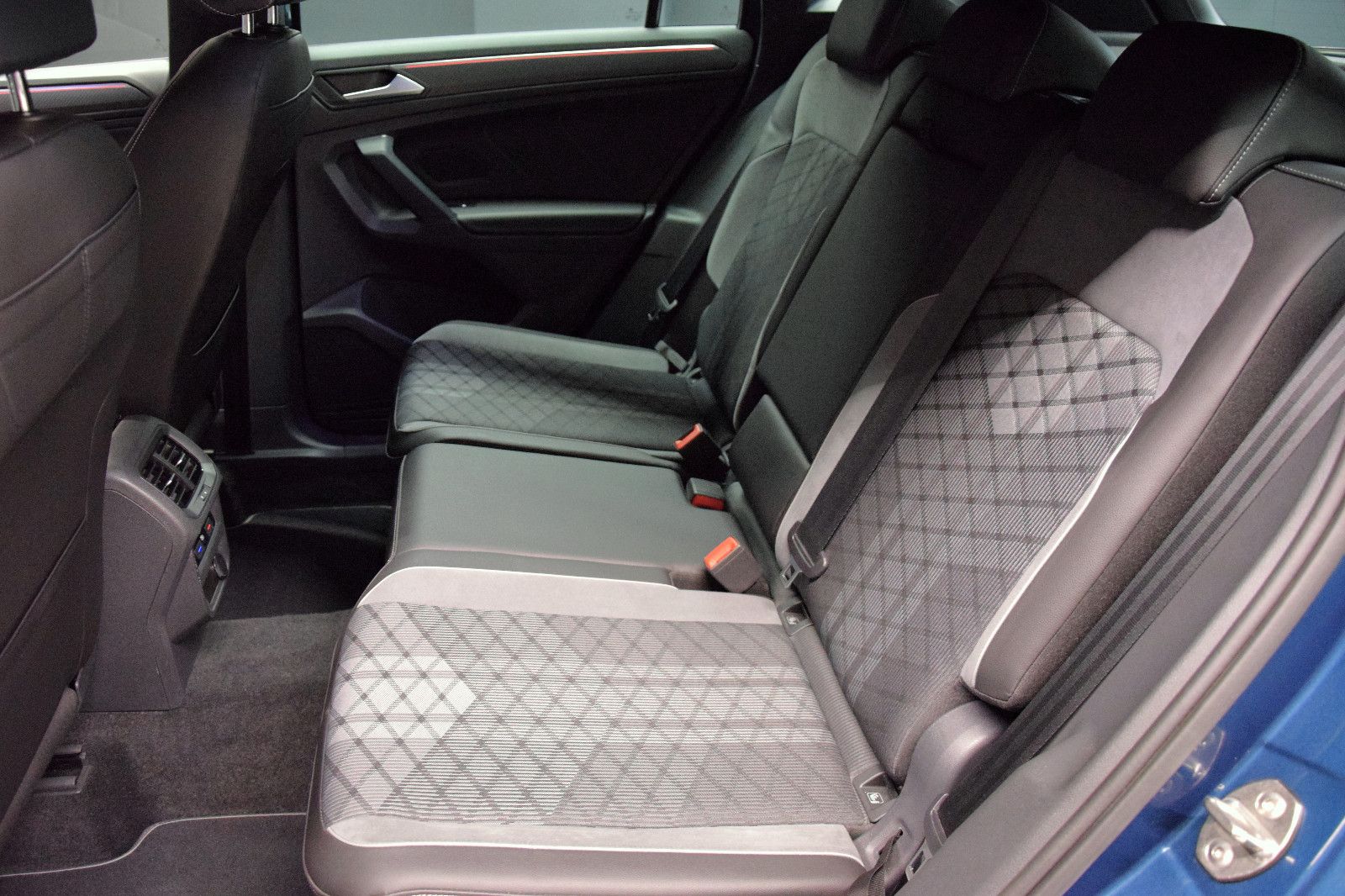 Fahrzeugabbildung Volkswagen Tiguan R-Line 4Motion IQ.Light ACC AHK 20°Kamera