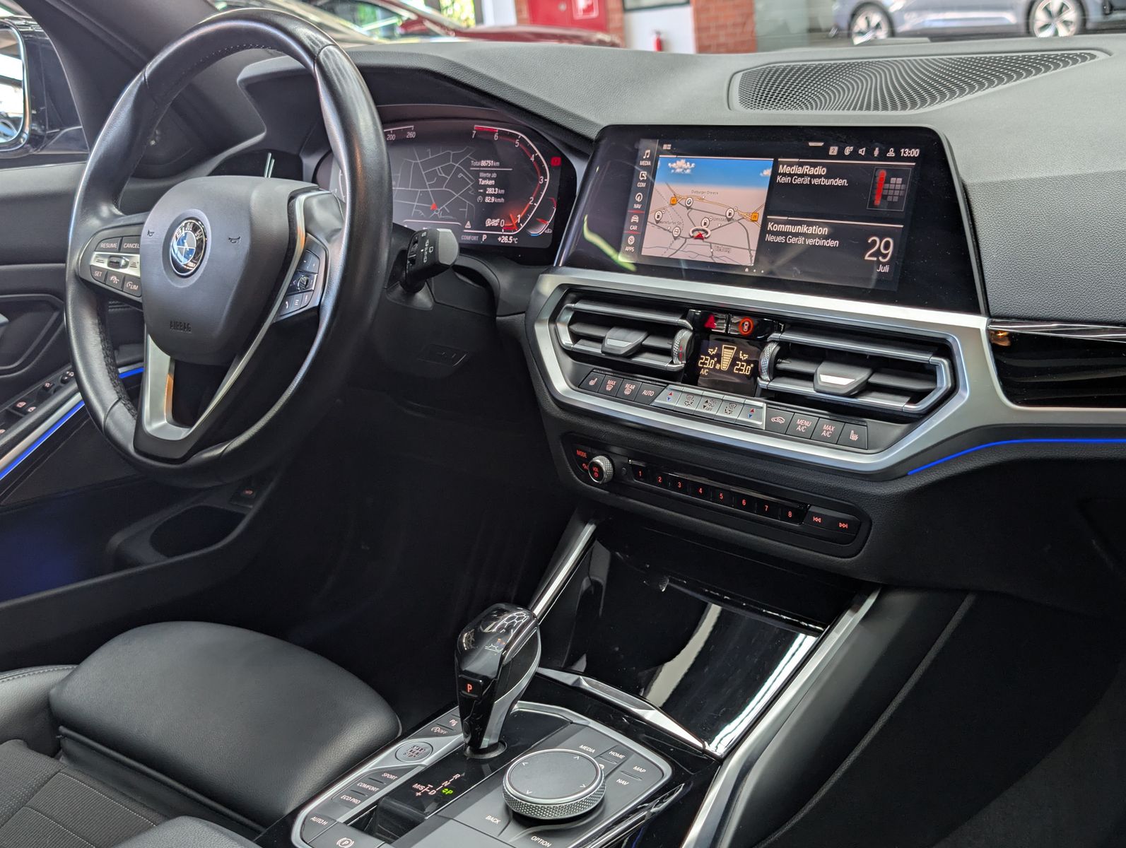 Fahrzeugabbildung BMW 320 i Sport Line Shadow H&K PANO ACC LEDER KAM