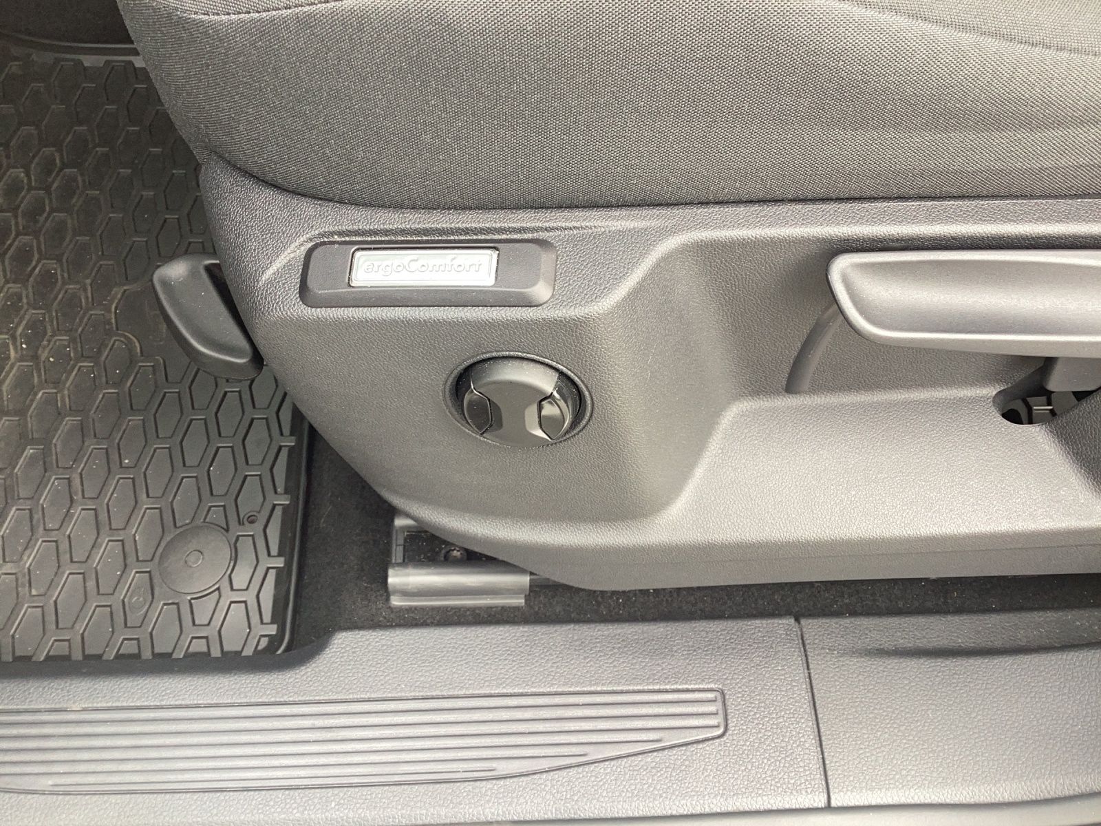 Fahrzeugabbildung Volkswagen Caddy Kombi TSI 5-Sitze DSG NAVI RÜCK MFL