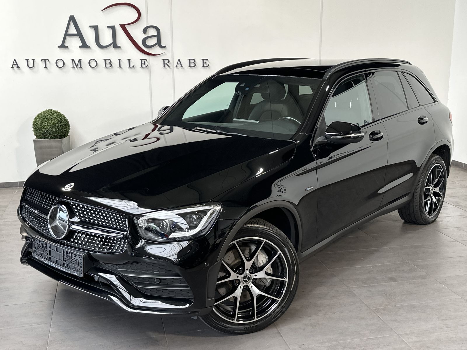 Fahrzeugabbildung Mercedes-Benz GLC 300e 4M AMG-Line NAV+LED+PANO+CARPLAY+20ZOLL