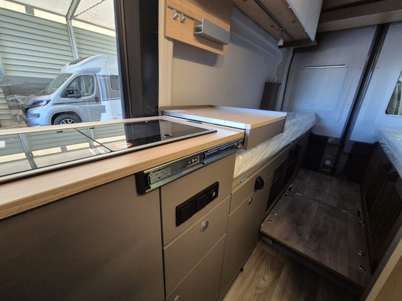 Fahrzeugabbildung LMC Innovan 592 Längsbetten Rahmenfenster Klima
