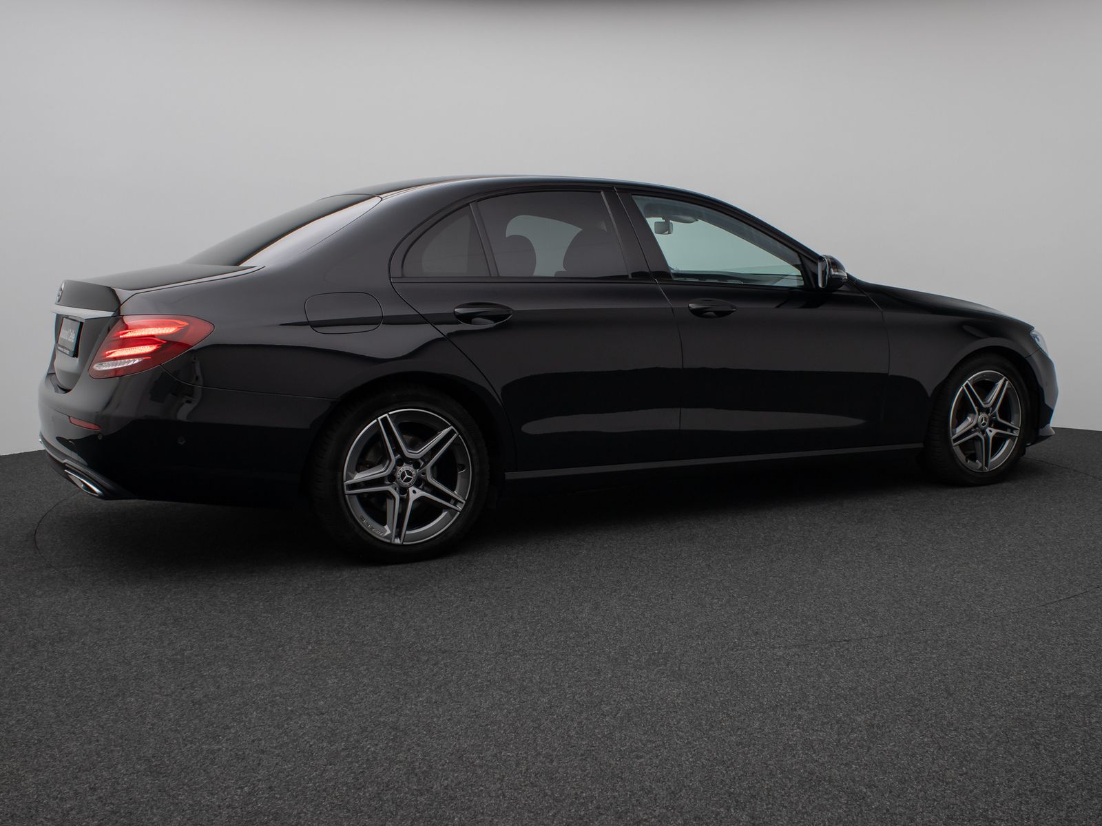 Fahrzeugabbildung Mercedes-Benz E 220 d Avantgarde. 9G-Tronic Kamera Navi Sport