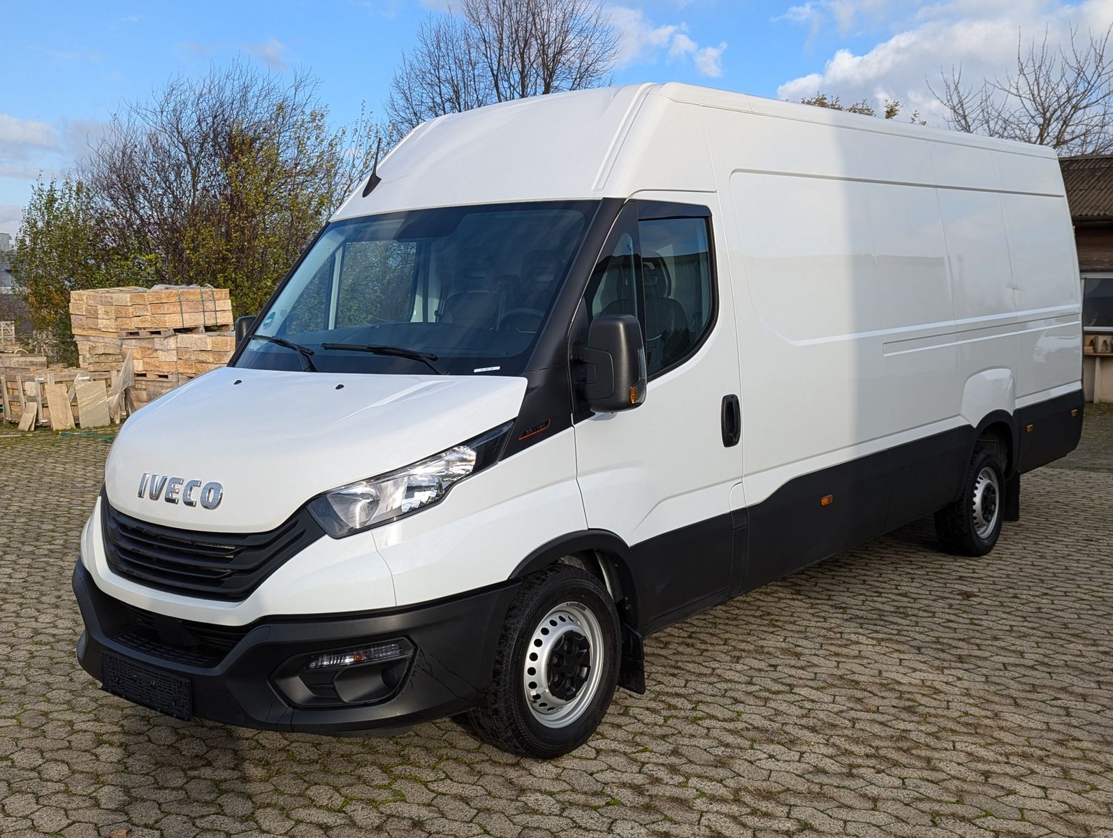 Fahrzeugabbildung Iveco Daily 35S18V4100L 3.0L Dach/Holzboden Kamera Kli