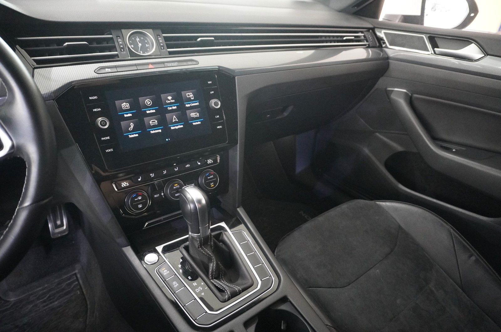 Fahrzeugabbildung Volkswagen Arteon 2.0 TSI R-LINE DSG NAVI/LED/KAMERA/VIRT.