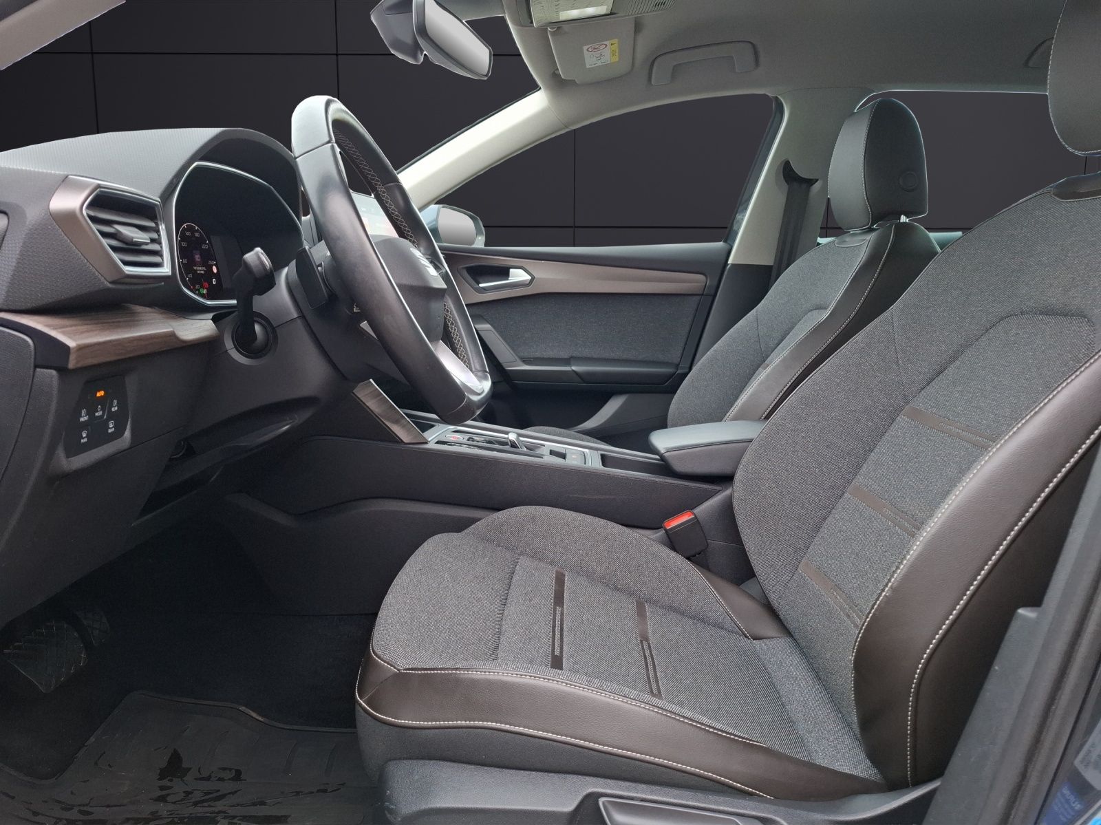 Fahrzeugabbildung SEAT Leon ST eTSI Xcellence DSG LED Navi AHK VC ACC R