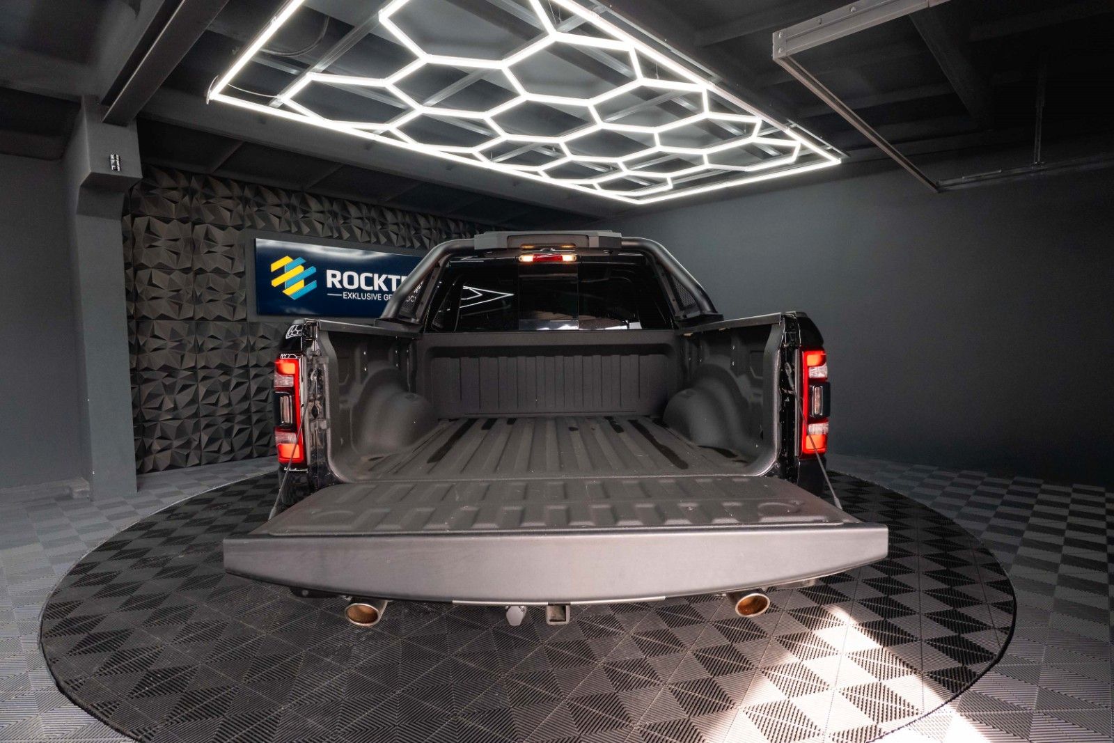 Fahrzeugabbildung Dodge RAM 5.7 V8 HEMI 4x4 Night LARAMIE Pano LED 19%