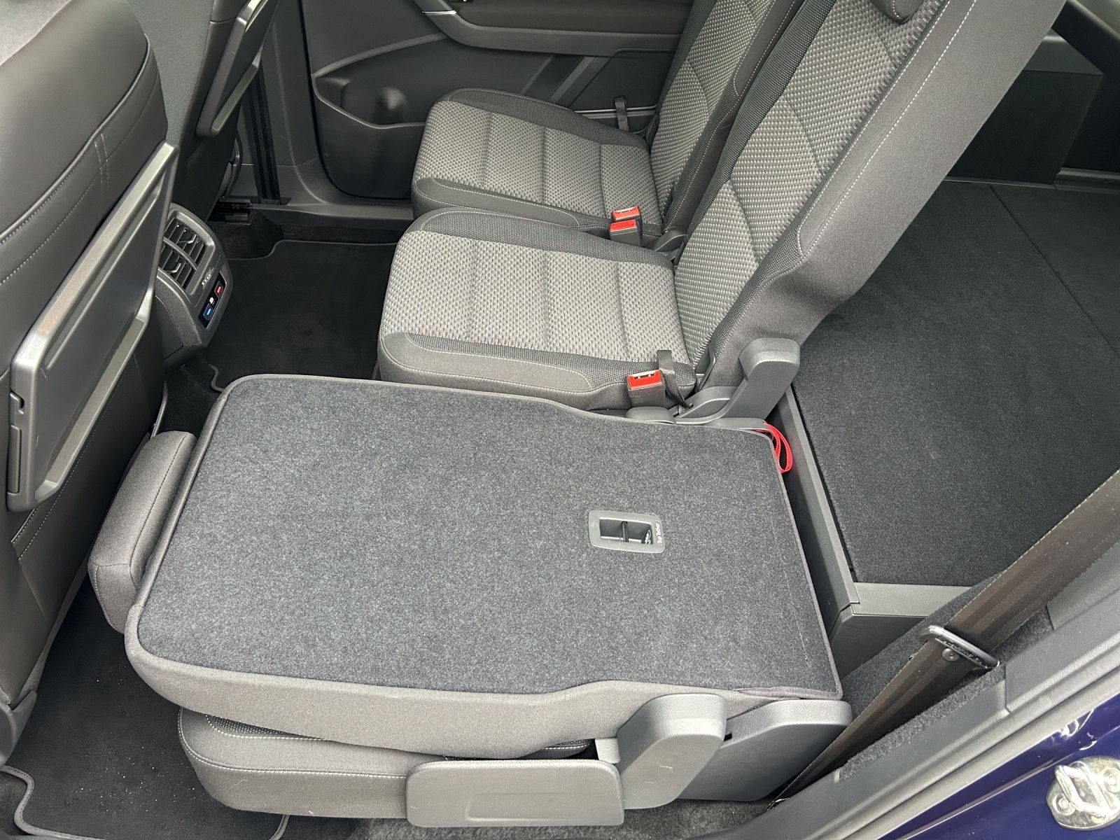 Fahrzeugabbildung Volkswagen Touran TDI Comfortline Navi PDC SH LM