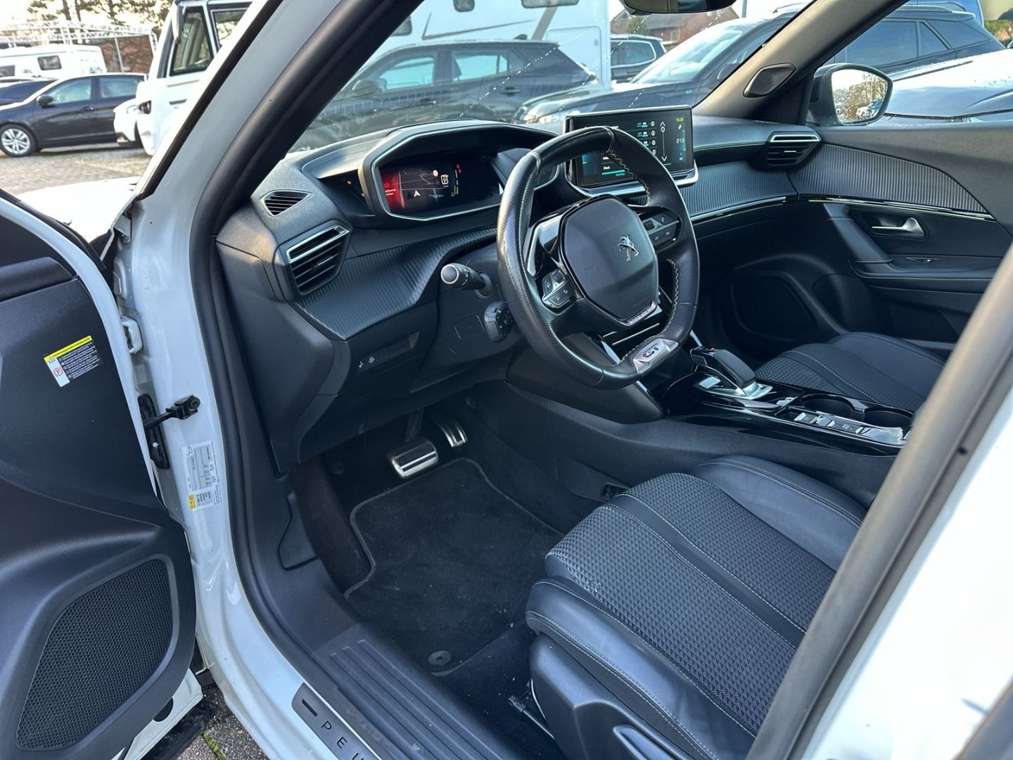 Fahrzeugabbildung Peugeot 2008 GT Elektro 136 Sportpaket El. Panodach Navi